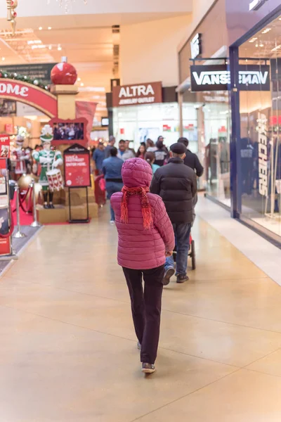 Pessoas que fazem compras no shopping Grapevine Mills durante a Black Friday e evento de venda de Ação de Graças — Fotografia de Stock