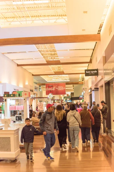 Pessoas que fazem compras no shopping Grapevine Mills durante a Black Friday e evento de venda de Ação de Graças — Fotografia de Stock