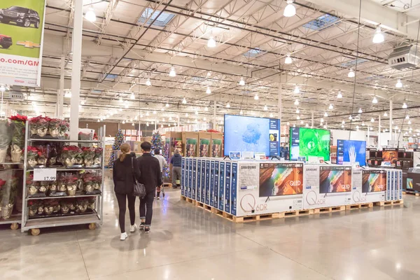 Клієнт шукає спеціальні угоди з відділу електроніки в Costco в Чорну п'ятницю — стокове фото