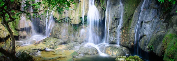 Árboles maduros panorámicos y cascadas lechosas en la cascada Thac Voi, Thanh Hoa, Vietnam — Foto de Stock