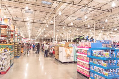 Kara Cuma günü Costco büyük kutu mağazasından alışveriş yapan çeşitli insanlar.