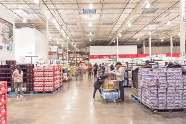 Kalabalık, Kara Cuma günü Costco 'daki büyük kutu mağazasından alışveriş yapıyor.