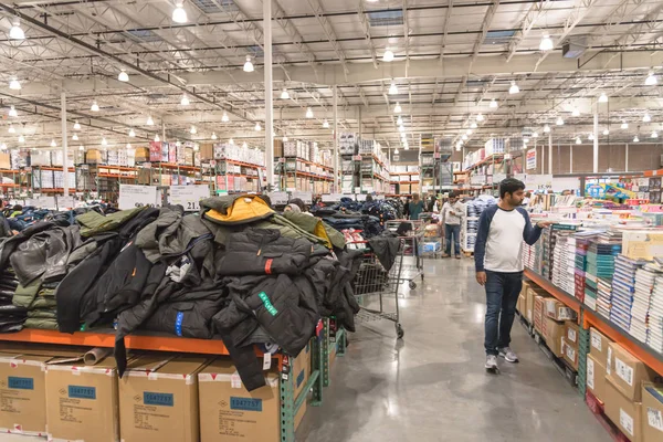 Kalabalık, Kara Cuma günü Costco 'daki büyük kutu mağazasından alışveriş yapıyor.