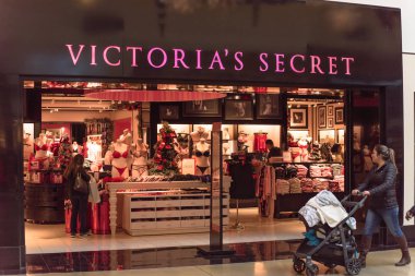 Kara Cuma özel alışveriş etkinliğinde Victoria Secret mağazasının girişindeki müşteri.