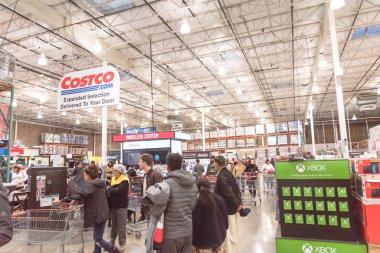 Müşteri Kara Cuma günü Costco 'daki elektronik bölümünden özel indirimler istiyor.