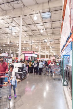 Müşteri Kara Cuma günü Costco 'daki elektronik bölümünden özel indirimler istiyor.