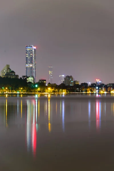 Verschwommener Hintergrund bunte Skyline Reflexion der Innenstadt von Hanoi Wolkenkratzer von West Lake — Stockfoto