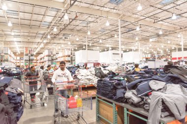 Kalabalık, Kara Cuma günü Costco 'daki büyük kutu mağazasından alışveriş yapıyor.