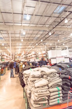 Kalabalık, Kara Cuma günü Costco 'daki büyük kutu mağazasından alışveriş yapıyor.