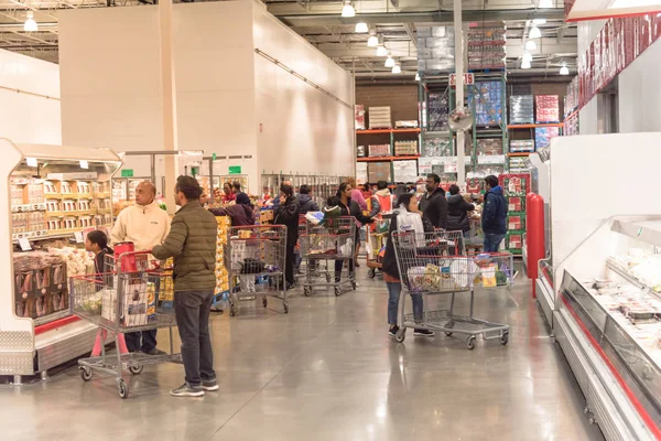 Carne e frutti di mare alla rinfusa vendono prodotti a Costco con lo shopping dei clienti il Venerdì nero — Foto Stock