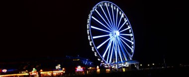 Seattle Büyük Tekerlek 'in Seattle, Washington' daki 57. İskelede panoramik gece görüşü
