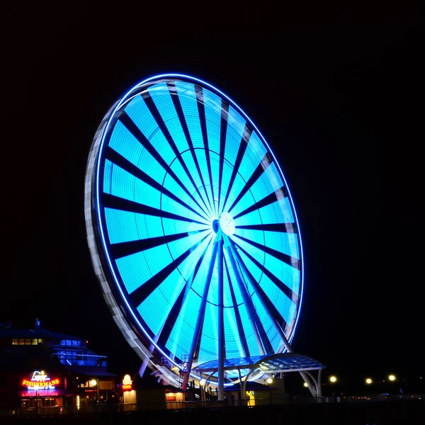 Jättestor Seattle Great Wheel observation i natten reflektion vid Pier 57 i Seattle, Washington — Stockfoto