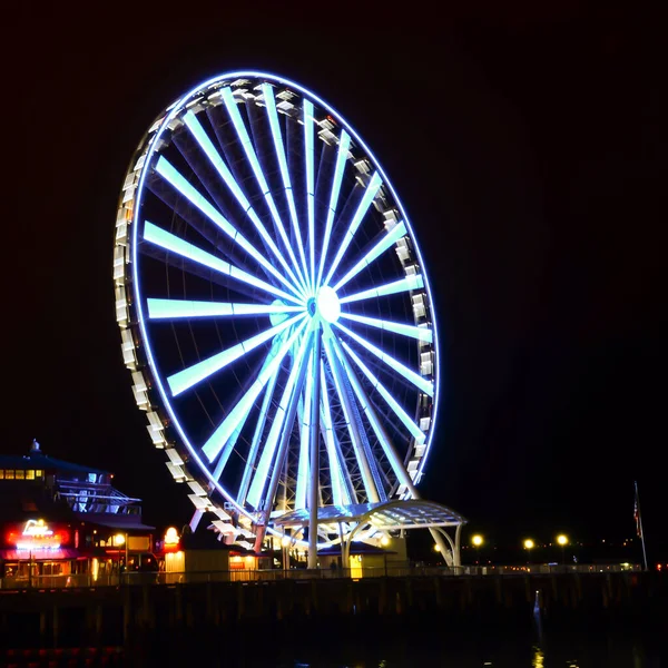 Nattutsikt över Seattle Great Wheel observation vid Pier 57 i Seattle, Washington — Stockfoto