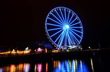 Seattle Büyük Tekerlek 'in Seattle, Washington' daki 57. İskele 'deki gece görüşü
