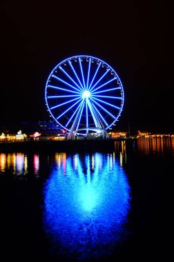 Seattle, Washington 'daki 57. İskelede gece yansımasında dev Seattle Büyük Tekerlek Gözlemi