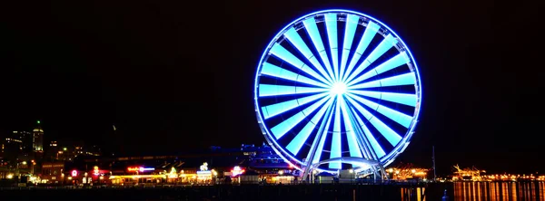 Panorámás éjszakai kilátás Seattle Great Wheel megfigyelés Pier 57 Seattle, Washington — Stock Fotó