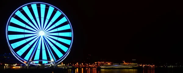 Πανοραμική νυχτερινή άποψη του Seattle Great Wheel observation στην αποβάθρα 57 στο Seattle, Ουάσιγκτον — Φωτογραφία Αρχείου