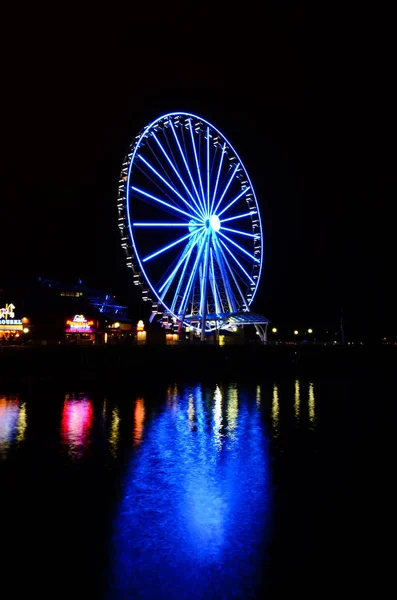 Observación de la Gran Rueda Gigante de Seattle en reflexión nocturna en el muelle 57 en Seattle, Washington —  Fotos de Stock