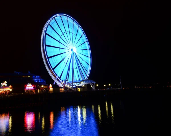 Seattle Great Wheel observation i rörelse på Pier 57 i Seattle, Washington — Stockfoto