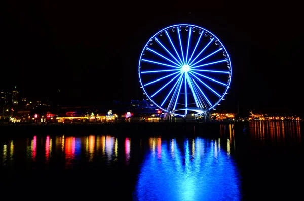 Νυχτερινή άποψη του Seattle Great Wheel observation στην αποβάθρα 57 στο Seattle, Ουάσιγκτον — Φωτογραφία Αρχείου