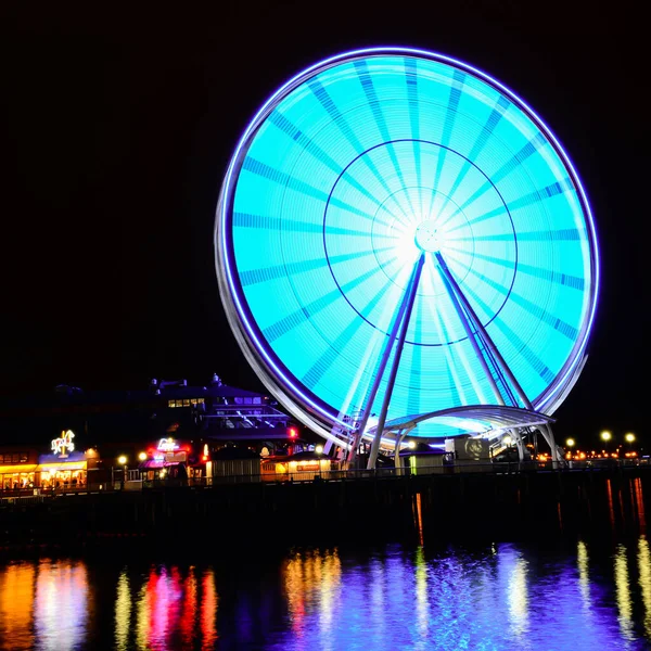 Seattle Great Wheel observation i rörelse på Pier 57 i Seattle, Washington — Stockfoto