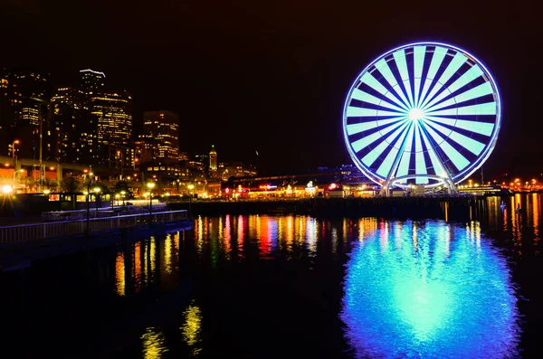 Nattutsikt över Seattle Great Wheel observation vid Pier 57 i Seattle, Washington — Stockfoto