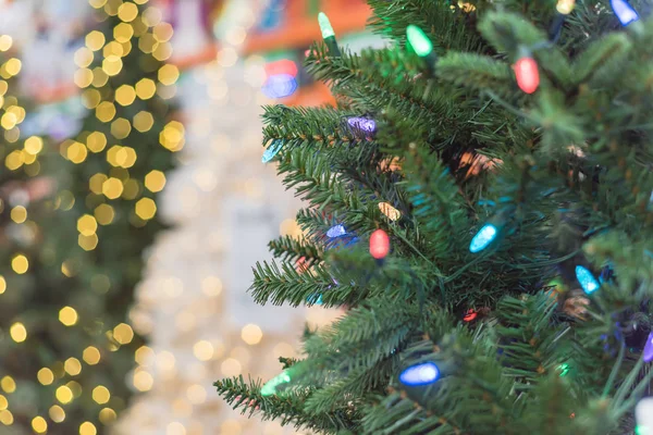 Árbol de Navidad artificial de primer plano y luces de cambio de color pre-iluminadas led en la ferretería en EE.UU. —  Fotos de Stock