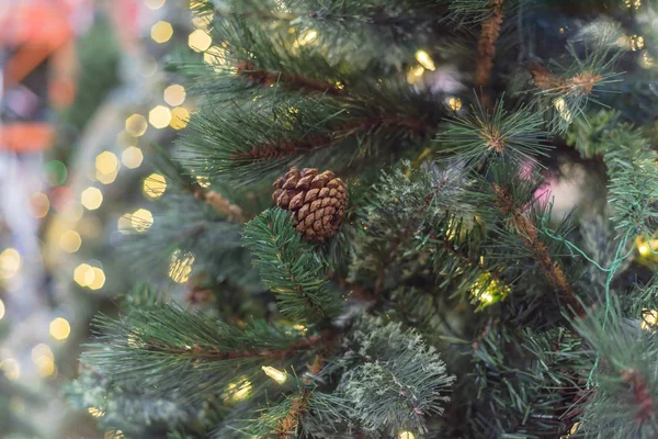 Árbol de Navidad artificial con conos de pino y luces de micropunto pre-iluminadas led en la ferretería en EE.UU. — Foto de Stock