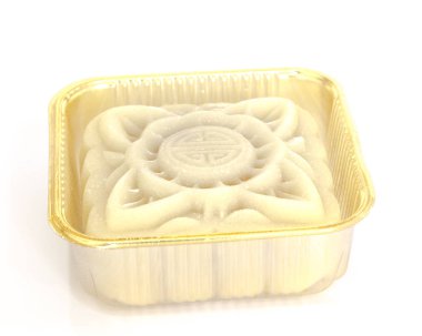 Stüdyo, beyaz üzerine izole edilmiş şeffaf hava geçirmez ambalajlı bir ay pastası çekti.