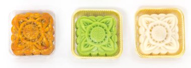 Stüdyo resmi ay pastası ve kar kreması şeffaf hava geçirmez ambalaj beyaz üzerinde izole