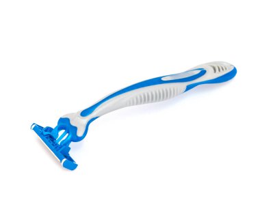 Yakın plan tek kullanımlık tıraş bıçağı beyaz arka planda izole edilmiş. Kesme yolu olan mavi plastik jilet ve boşluğu kopyala