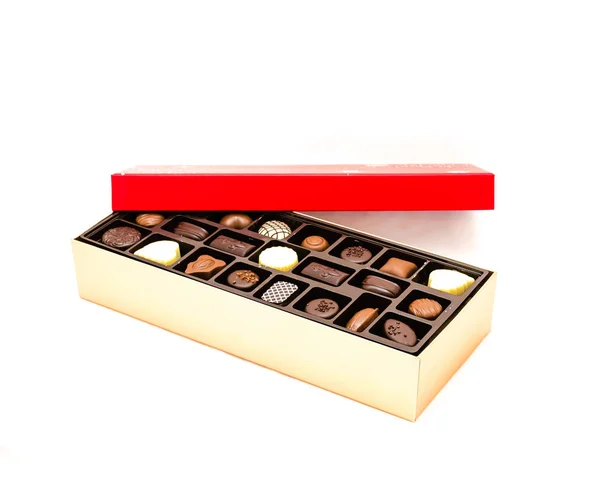 Caixa Chocolate Aberta Com Variedade Trufas Isoladas Fundo Branco Confeitaria — Fotografia de Stock