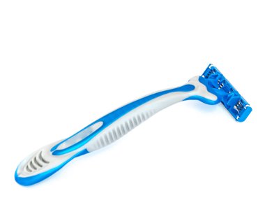 Yakın plan tek kullanımlık tıraş bıçağı beyaz arka planda izole edilmiş. Kesme yolu olan mavi plastik jilet ve boşluğu kopyala