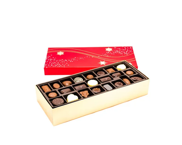 打开装有各种松露的巧克力盒 用白色背景隔开 节日及特别活动的巧克力糖果 — 图库照片