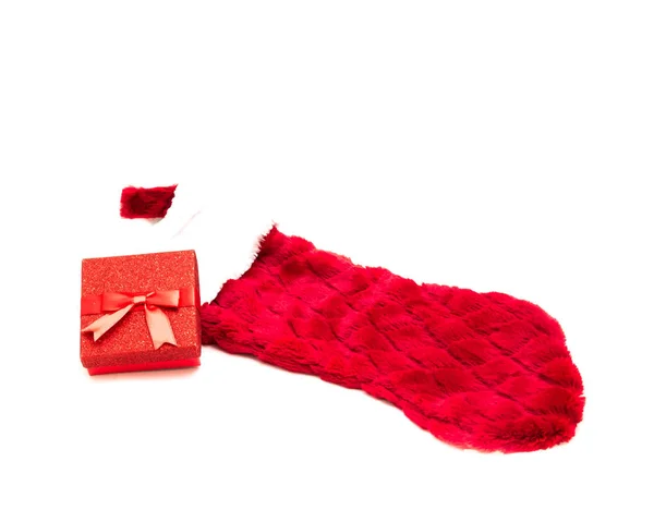 圣诞和新年快乐 红袜和礼品盒 白色背景隔离 闪光金属丝礼品盒镀金架与缎带 裁剪路径和复制空间 — 图库照片