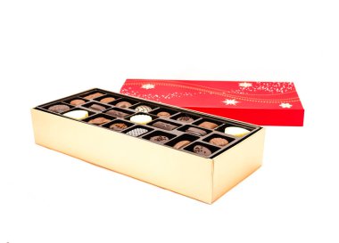 Beyaz arka planda izole edilmiş çeşitli mantar içeren çikolata kutusunu aç. Bayramlar ve özel etkinlikler için süslü çikolata şekerlemeleri.