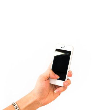 Beyaz arka plan üzerinde izole boş ekran ile dikey beyaz Smartphone tutan Asyalı adam el Stüdyo çekim. Kırpma yolu kopyalama alanı ile cep telefonu konseptinde fotoğraf çeken yakın çekim parmak