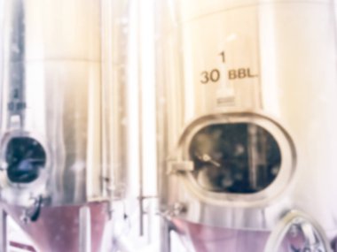 Hareket dallas, Teksas yakınlarındaki yerel restoranın tam çalışan bira hops yakın çekim bulanık. Standart bira stilleri ve mevsimlik bira fermente parlak tankları Satır