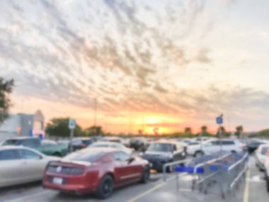 Dallas, Teksas, Amerika yakınlarındaki bakkal dönüş alışveriş sepeti alanı yakınında ortaya çıkarılan otoparklarda Soyut bulanık dramatik günbatımı bulut.