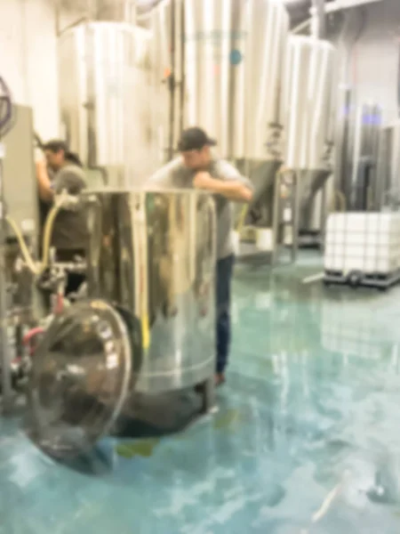 動きは北ダラス テキサス アメリカのローカル醸造会社で働く間容器でビールを攪拌キャップと大人の醸造労働者をぼやけている 醸造所での使用済み穀物 — ストック写真