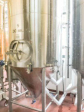 Bulanık görüntü Dallas, Teksas yakınlarındaki yerel restoran tam çalışan bira hops. Standart bira stilleri ve mevsimlik bira fermente parlak tankları Satır