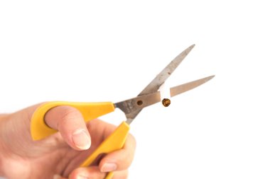 Seçici odaklanma, erkek eli kesilen sigarayı beyaza izole edilmiş bir makasla yaklaş. Sigara karşıtı jestler, sigara bağımlılığı konsepti. Sigara içmeyi bırak. Sigara tehlikeli bir şeydir.