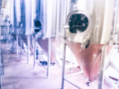 Bulanık görüntü Dallas, Teksas yakınlarındaki yerel restoran tam çalışan bira hops. Standart bira stilleri ve mevsimlik bira fermente parlak tankları Satır