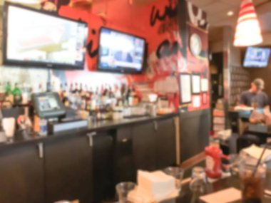 Bulanık hareket Seattle, Washington, ABD'de kompakt restoran bir bar sayacı. Bira musluk ve likör çeşitleri, müşteri yemek ile büyük düz Tv ekranları asılı satır