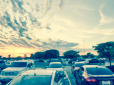 Dallas, Teksas, Amerika yakınlarındaki marketin ortaya çıkarılan otoparklarında vintage ton bulanık hareket dramatik günbatımı bulutu.