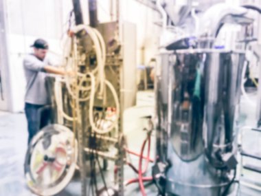 Hareket, Kuzey Dallas, Teksas, Amerika 'da yerel bira şirketinde çalışırken bira karıştıran kapaklı yetişkin bira fabrikası işçilerini bulanıklaştırdı. Bira evinde harcanan tahıllar.