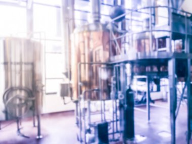 Bulanık görüntü Dallas, Teksas yakınlarındaki yerel restoran tam çalışan bira hops. Standart bira stilleri ve mevsimlik bira fermente parlak tankları Satır