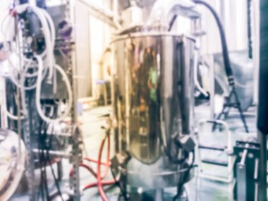 Kuzey Dallas, Teksas, Amerika 'daki yerel bira fabrikasında bira demleme tankları soyutlandı. Parlak paslanmaz çelik içecek depolama konteynırı ekipmanları