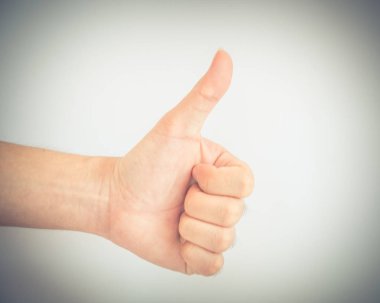 Klasik ses tonu, Asyalı erkek eli beyaz arka planda baş parmak işareti gösteriyor. El hareketli adam el indeksi