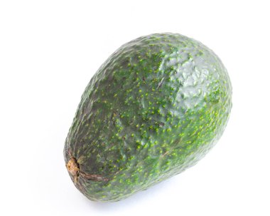 Yakın çekim bir bütün avokado beyaz arka plan üzerinde izole. Yeşil, olgunlaşmamış organik Persea Americana, sağlıklı yağ meyve